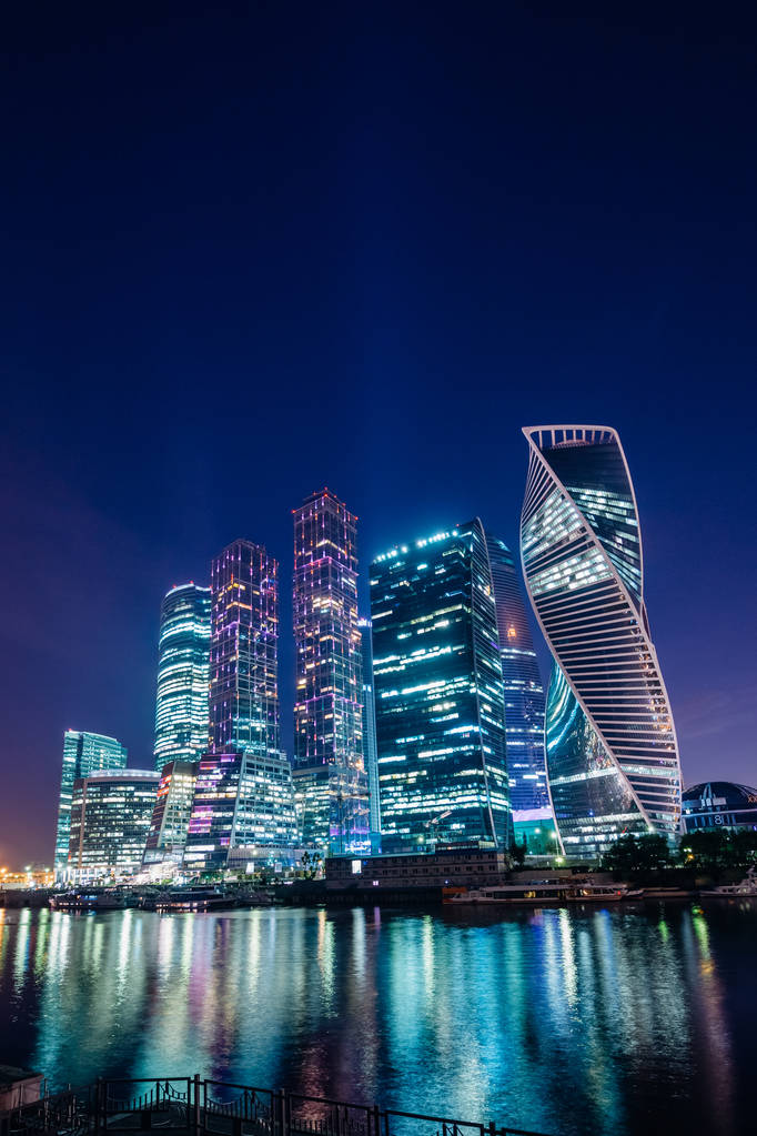 江苏风火照明专利新突破：智能多功能LED路灯或将改变城市夜景