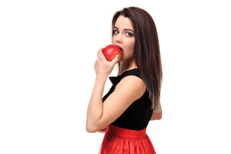 美丽的年轻微笑的女人手持一个苹果在她的手白色背景隔离