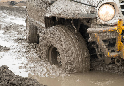 4.汽车的车轮被泥浆污染，并配备了带液泥浆的越野驾驶台