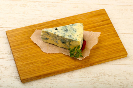 蓝奶酪和欧芹在木制背景上