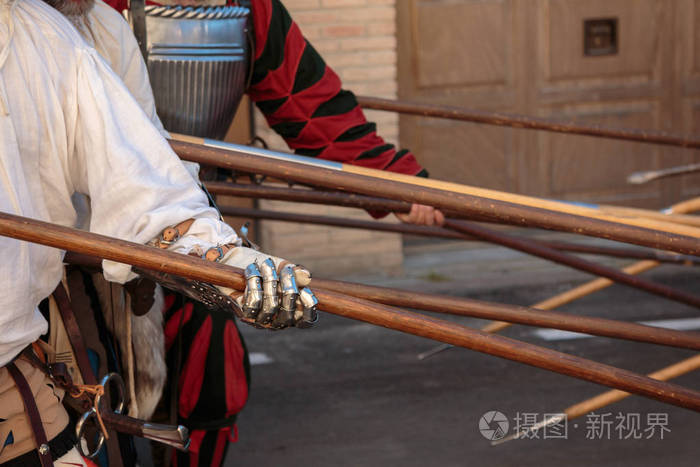战斗的中世纪欧洲长矛极武器轴和尖尖的头