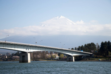 山富士以雪帽作为背景和桥梁以湖河口作为前景。富士山是日本著名的旅游胜地。