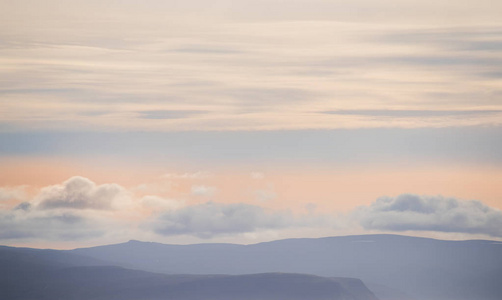 山和云峰的非常柔和的光形式。 重复自然的线条。 冰岛。 放松视野。