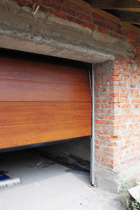 关闭安装车库门板在墙屋建设。