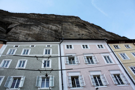 萨尔茨堡奥地利2018年3月11日，萨尔茨堡岩石中传统的奥地利五颜六色的房子。 蒙奇斯伯格。 奥地利房屋建筑。