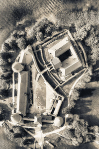 特拉凯城堡从空中向下俯视。