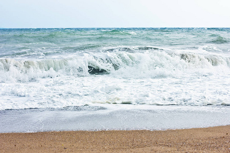 暴风雨的大海和蓝天, 黄色沙滩上的白色海绵