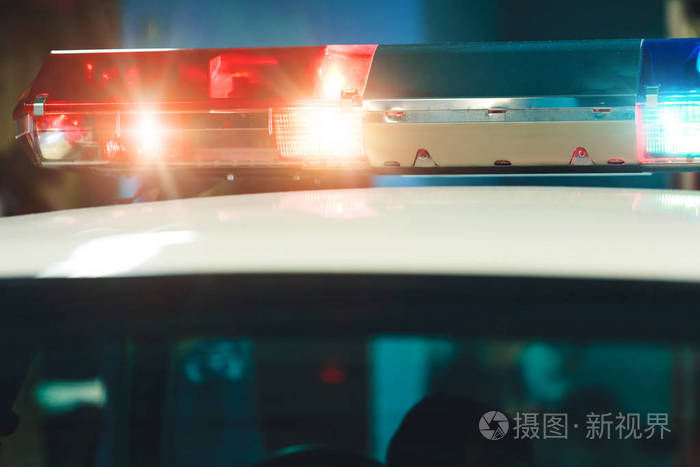 警察在车上的灯和警报器在行动.警笛在警车上闪动, 特写.