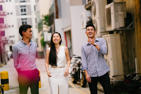 职业商人走路和说话的肖像。 当他们走在亚洲一个城市的街道上时，他们的谈话很深入