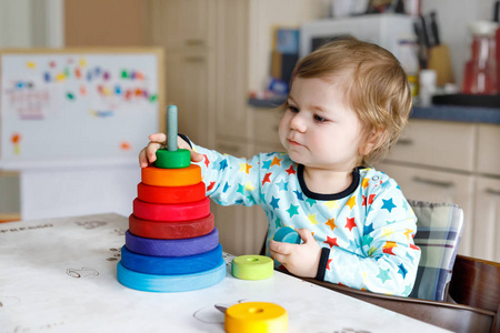 可爱可爱美丽的小女孩玩教育木彩虹玩具金字塔