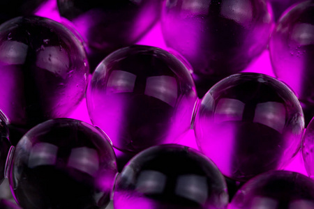 紫罗兰和暗水凝胶球。 宏观照片可用于广告或化妆品和医药。 抽象背景。