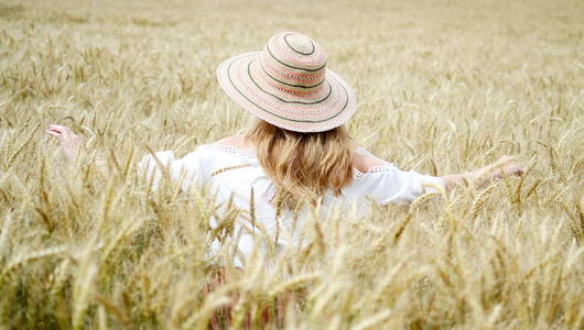 戴草帽的女人，玉米地，夏日