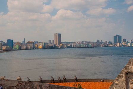 城市和海湾的看法从堡垒城堡 Del 莫洛灯塔。哈瓦那.古巴.许多古老的大炮瞄准城市