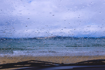 雨点落在汽车上。金斯敦海滩, 霍巴特, 塔斯曼