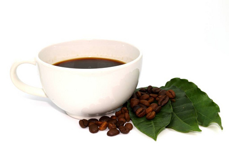 黑咖啡杯和咖啡籽