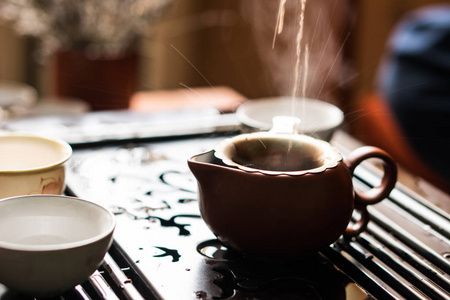 在中国传统茶道中, 从茶壶中倒入普洱茶。饮茶设备系列