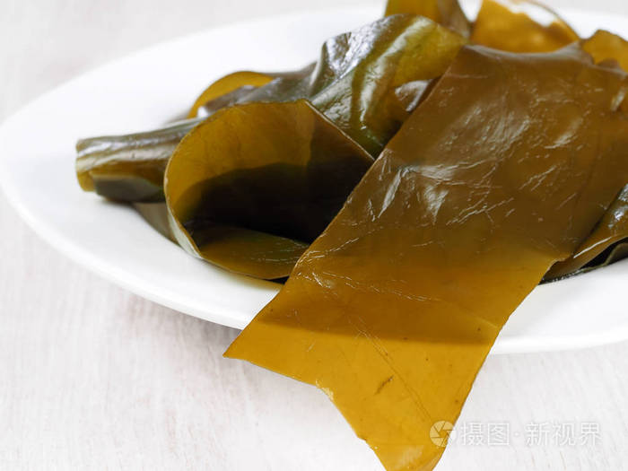 昆布海带是一种大型褐藻海藻. 二项式名称:海带. 它是