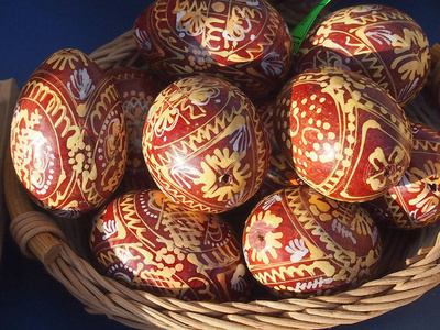 柳条篮子里的复活节鸡蛋