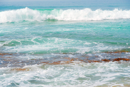 大海的蓝色波浪和海滩的黄沙。