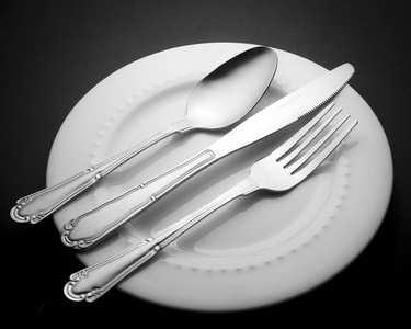 餐具集叉刀和勺子隔离在白盘子厨房