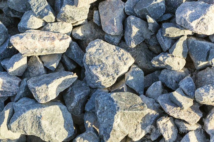 一堆棕色大石头的石质