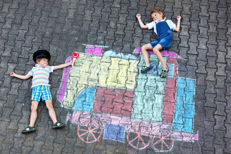 两个孩子的小男孩，玩火车粉笔图片