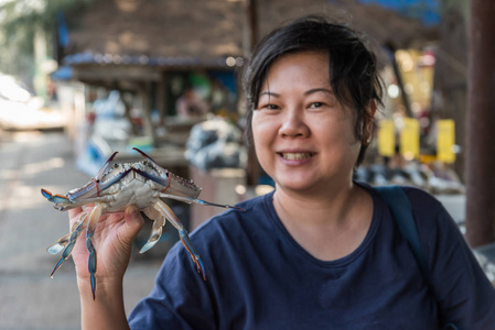 泰国海鲜市场亚洲妇女与花蟹
