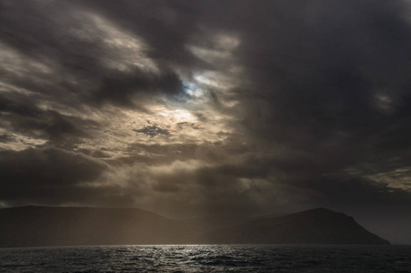 清晨在靠近福克兰群岛时暴风雨般的天空