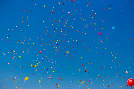 五彩的气球飞翔在蔚蓝的天空