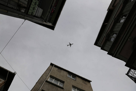 飞机经过 Fener 区在伊斯坦布尔, 土耳其