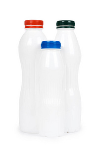 三白色塑料瓶与饮料酸奶或牛奶。在白色背景下被隔离。集装箱商品模板