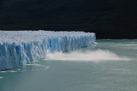 在 Perito moreno 冰川冰犊