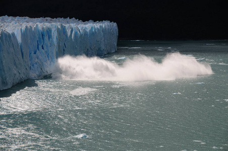 在 Perito moreno 冰川冰犊