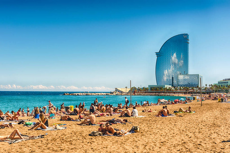 在巴塞罗那海滩上，西班牙，巴塞罗那，加泰罗尼亚晴朗的一天
