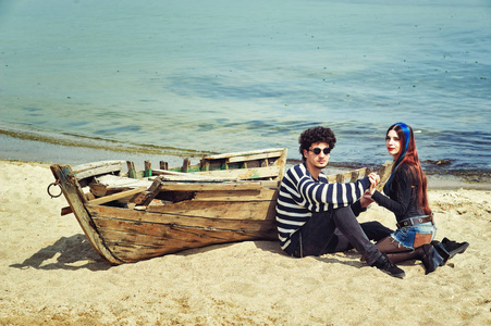 海边的年轻时尚浪漫情侣