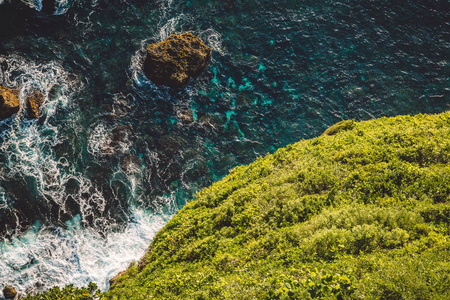 带波浪状蓝水的海景图片