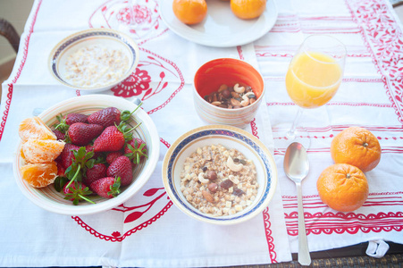 餐桌上的早餐, 果汁, 谷物和水果在阳光下。咕
