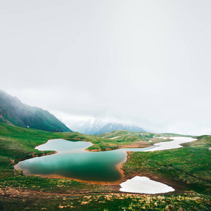 Koruldi 湖高加索山在夏天时间