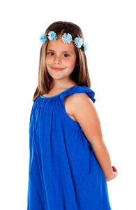 一个美丽的小女孩，戴着白色背景的蓝色花圈
