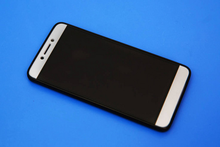 黑屏幕黑色智能手机。Android 手机。空屏幕。黑色智能手机在蓝色背景下, 在黑色屏幕上。智能手机图标在风格平面设计的蓝色背景