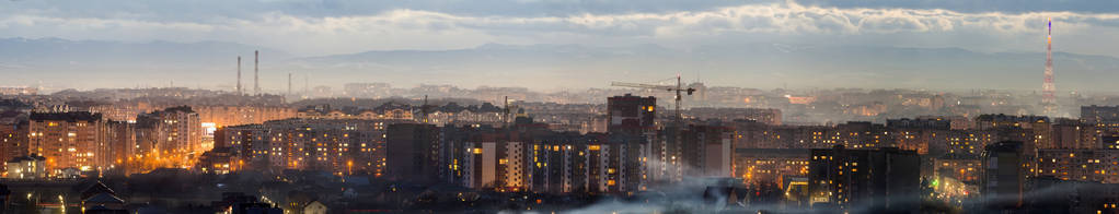 乌克兰 IvanoFrankivsk 城市夜景鸟瞰图。现代城市夜景, 灯光明亮, 高楼林立。现代城市空间中的住宅小区与建筑起重