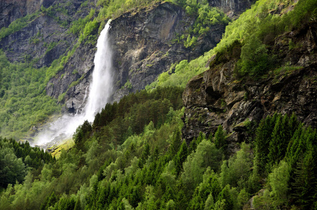挪威峡湾的瀑布