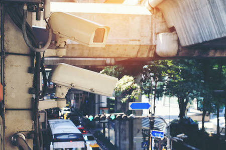 关闭道路上的交通安全摄像机监控CCTV，以监控交通堵塞和大城市街道道路上的安全系统监控。 复古的色调。