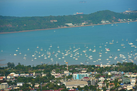 海景和天空城市观港和美丽的海洋从山顶在泰国普吉岛。