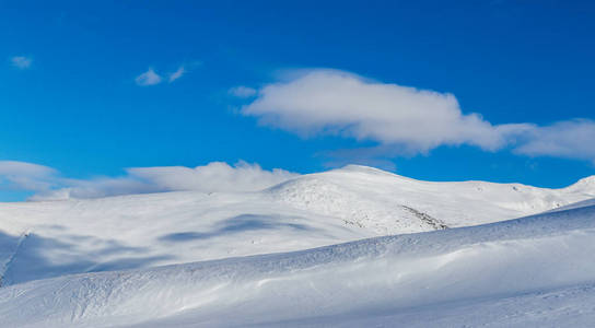 冬天的高山景色，有新鲜和冰冻的雪