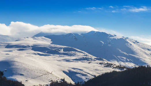 美丽的冬天的景色，冰封的雪和蓝天在山上