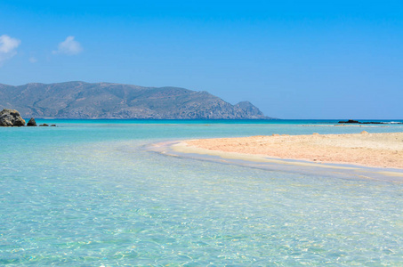 天堂海滩与绿松石水在埃拉弗尼西克里特希腊。