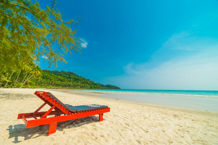 美丽的自然热带海滩和海与椅子和椰子 p