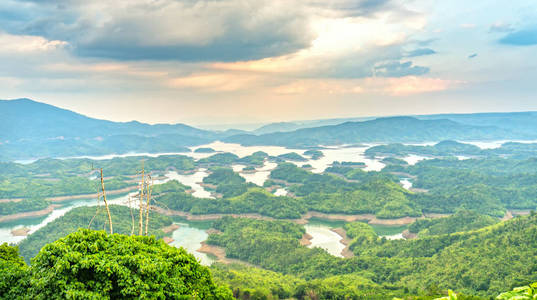早上，当太阳升起在山顶时，塔粪湖把雾照进充满雾的湖和小岛屿天堂。 这是越南达克农水电水库。