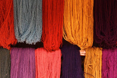 秘鲁安第斯山脉传统纺织品的天然染料。